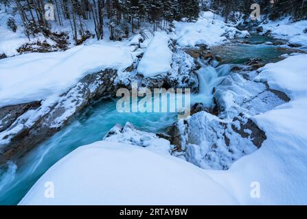 Tiefwinter am Rissbach in Tirol, Österreich. Stockfoto