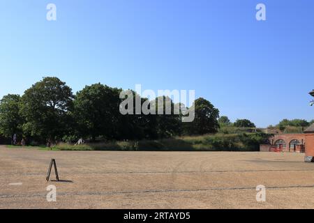 Fort Brockhurst, Gosport, Hampshire, England. September 2023. Gosport Heritage Open Day. Das Fort wurde zwischen 1858 und 1862 erbaut. Ein Blick über den Paradeplatz des von Bäumen gesäumten Picknickbereichs. Stockfoto