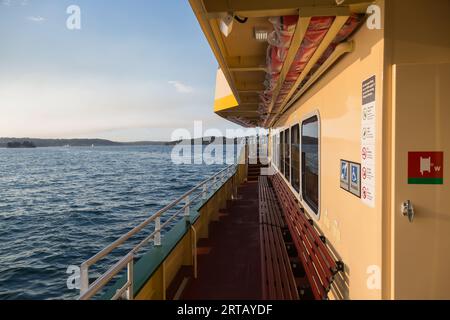 Eine Sydney Fähre verlässt die Rose Bay Ferry Wharf, in Sydneys östlichen Vororten, Sydney, Australien. Stockfoto