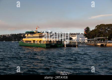 Eine Sydney Fähre, die an der Rose Bay Ferry Wharf in Sydneys östlichen Vororten, Sydney, Australien ankommt. Stockfoto