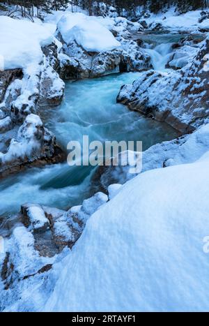 Tiefwinter am Rissbach in Tirol, Österreich. Stockfoto