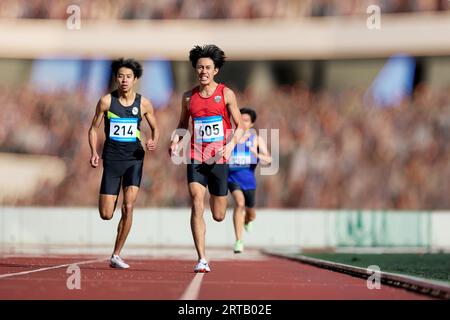 Japanische Athleten laufen auf der Rennstrecke Stockfoto
