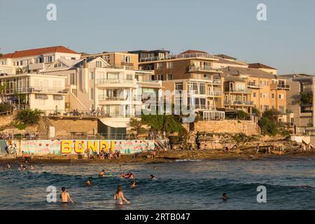 Coastal Apartments mit Blick auf Bondi Beach, Sydney, NSW, Australien. Stockfoto