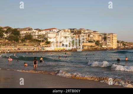 Coastal Apartments mit Blick auf Bondi Beach, Sydney, NSW, Australien. Stockfoto