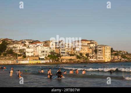 Coastal Apartments mit Blick auf Bondi Beach, Sydney, NSW, Australien. Stockfoto