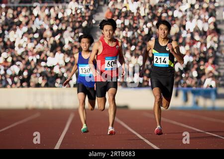 Japanische Athleten laufen auf der Rennstrecke Stockfoto