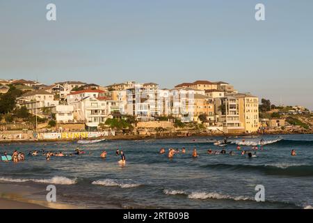 Coastal Apartments mit Blick auf Bondi Beach, Sydney, NSW, Australien. Stockfoto