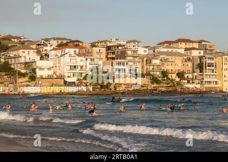 Coastal Apartments mit Blick auf Bondi Beach, Sydney, NSW, Australien. Stockfoto