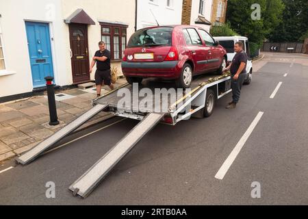 Ein Renault Clio Diesel aus dem Jahr 2003 wird von der Schrottfahrzeugfirma weggenommen, da es nicht mit der erweiterten ULEZ (Ultra Low Emission Zone) konform ist, die vom Londoner Bürgermeister Sadiq Khan eingeführt wurde. Der Besitzer, eine dreijährige Mutter, erhält eine Kinderbeihilfe und sollte eine gewisse finanzielle Entschädigung erhalten. (135) Stockfoto