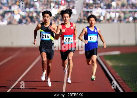 Japanische Athleten laufen auf der Rennstrecke Stockfoto