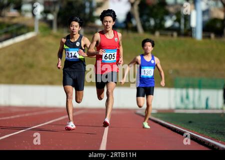 Japanische Athleten laufen auf der Rennstrecke Stockfoto