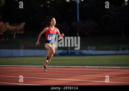 Japanische Sportler läuft auf Strecke Stockfoto