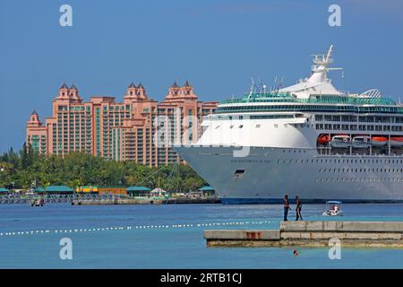 Junkanoo Beach und Kreuzfahrtschiffe in Nassau Harbour, New Providence Island, Bahamas Stockfoto