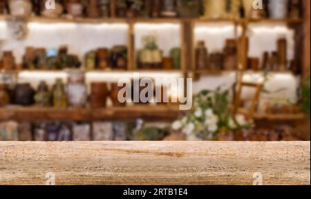 Holztisch mit abstraktem verschwommenem Blick auf die Apotheke. Ideal für Produktpräsentationen oder Mockups. Stockfoto