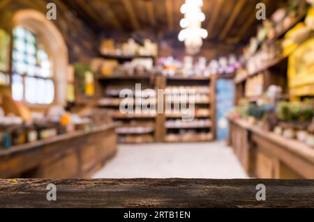 Rustikale Holztheke mit verschwommenem Apothekeninnenraum, ideal für Produktpräsentationen oder Mockups. Stockfoto