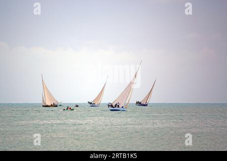 Die Long Island Sailing Regatta findet im Juni statt und ist die zweitgrößte Regatta auf den Bahamas, Long Island, den Bahamas Stockfoto
