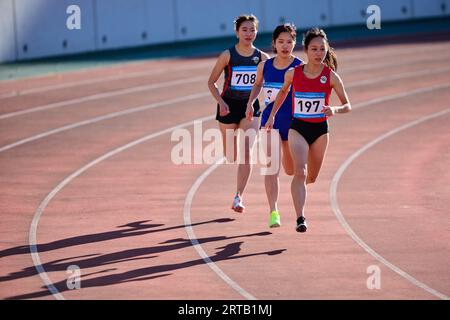 Japanische Athleten laufen auf der Rennstrecke Stockfoto