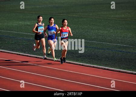 Japanische Athleten laufen auf der Rennstrecke Stockfoto