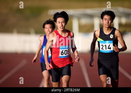 Japanische Athleten laufen auf der Rennstrecke Stockfoto