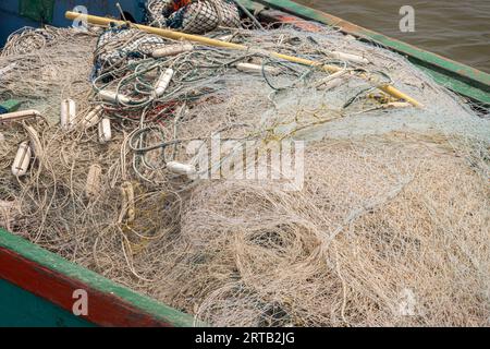 Ein Haufen Fischernetze auf dem Deck eines Fischerboots, Thailand Stockfoto