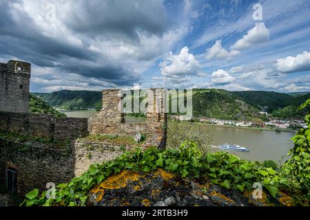 Blick von den Ruinen der Burg Rheinfels auf ein Ausflugsboot und das Rheintal in der Nähe von St. Goarshausen, St. Goar, Oberes Mittelrheintal, Rheinland Stockfoto