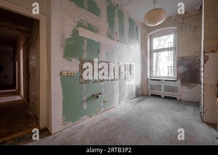 Altes, leeres Küchenzimmer vor der Renovierung - Stockfoto