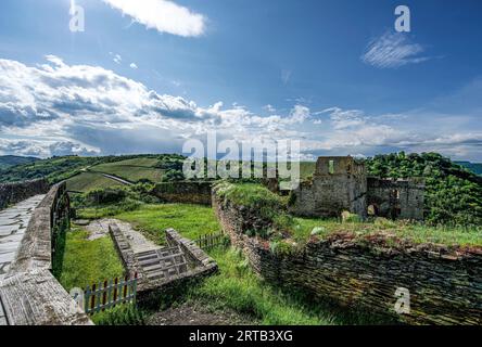 Blick über die Ruine von Schloss Rheinfels auf Weinberge und Wälder im unteren Hunsrück, St. Goar, Rheinland-Pfalz; Deutschland Stockfoto