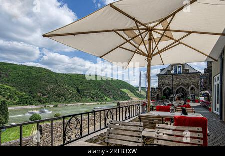 Schloss Reichenstein, Blick auf den Rhein von der Terrasse des Restaurants Puricelli, Trechtingshausen, Oberes Mittelrheintal, Rheinland-Pfalz Stockfoto