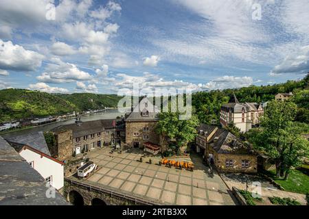 Blick vom Schloss Rheinfels zum Hotel Schloss Rheinfels und ins Rheintal bei St. Goarshausen, St. Goar, Rheinland-Pfalz, Deutschland Stockfoto