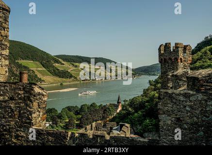 Blick von Schloss Reichenstein auf das Rheintal bei Assmannshausen, Oberes Mittelrheintal, Rheinland-Pfalz, Deutschland Stockfoto