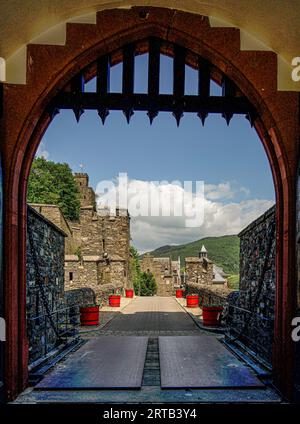 Zugbrücke und Falltor der Burg Reichenstein, Blick auf die Vorburg und den Wachturm Königstein, Trechtingshausen, Oberes Mittelrheintal, Stockfoto