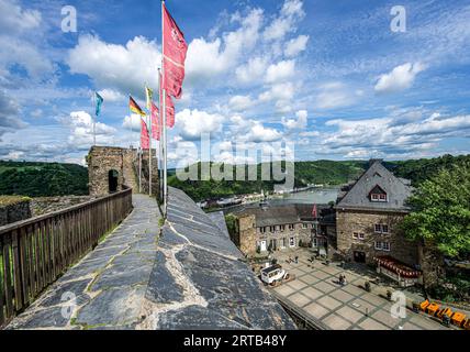 Fußweg zum Uhrturm auf Schloss Rheinfels, Blick auf den Platz vor dem Hotel Schloss Rheinstein und das Rheintal bei St. Goarshausen, Upp Stockfoto