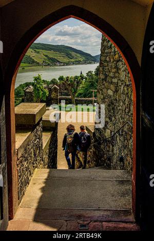 Blick durch ein Portal von Schloss Reichenstein in den Burggarten und das Rheintal bei Assmannshausen, Oberes Mittelrheintal, Rheinland-Palati Stockfoto