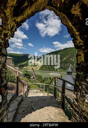 Blick durch ein Portal von Schloss Reichenstein in das Rheintal bei Trechtingshausen, Oberes Mittelrheintal, Rheinland-Pfalz, Deutschland Stockfoto