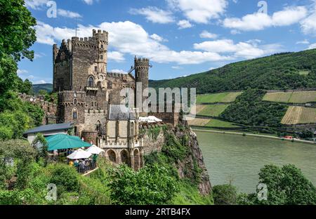 Panoramablick auf Schloss Rheinstein, Trechtingshausen, Oberes Mittelrheintal, Rheinland-Pfalz, Deutschland Stockfoto