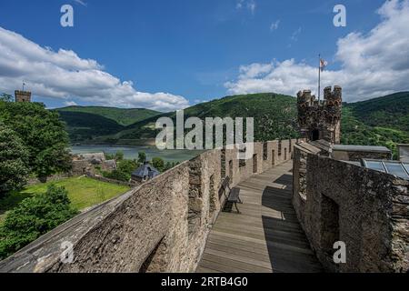 Schloss Reichenstein: Blick über die Schildmauer auf den Rheinturm und das Rheintal bei Trechtingshausen, Oberes Mittelrheintal, Rheinland-PAL Stockfoto