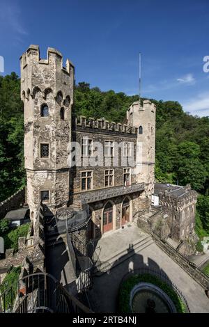 Blick vom Rheinturm auf die Brunnenterrasse und das Hauptgebäude der Burg Rheinstein, Trechtingshausen, Oberes Mittelrheintal, Stockfoto