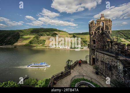 Blick von Schloss Rheinstein auf einem Ausflugsboot auf den Rhein und die Weinberge bei Assmannshausen, Oberes Mittelrheintal, Rheinland-Pfalz, Stockfoto