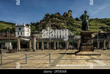 Blücher-Denkmal an der Rheinpromenade in Kaub, im Hintergrund Schloss Gutenfels, Oberes Mittelrheintal, Rheinland-Pfalz, Deutschland Stockfoto