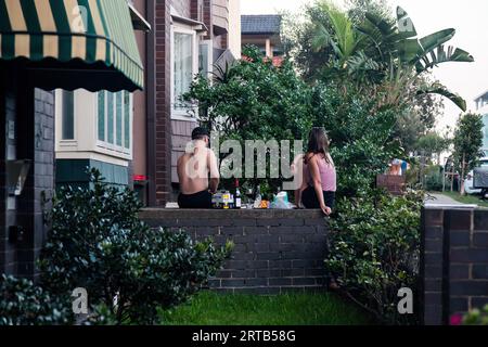 Zwei Einheimische, die ein Picknick an der Wand des Apartments machen, Bondi Beach, Sydney, NSW, Australien. Stockfoto