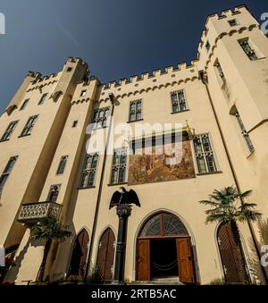 Schloss Stolzenfels, Blick von der Rheinterrasse auf die monumentale Fassade des Schlosses mit Wandgemälde und Balkon, vorne die Adlersäule K Stockfoto