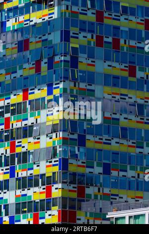 Colorium Wolkenkratzer, Fassade mit farbigen Glaspaneelen, Architekt William Alsop, Julo-Levin-Ufers im Medienhafen, Düsseldorf, Nordrhein-Westpha Stockfoto