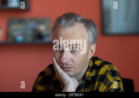 Köln, Deutschland. September 2023. Jan Böhmermann, Presenter und Journalist, spricht während eines Interviews mit der dpa in seinem Büro im Studio Ehrenfeld. (Zum dpa-Interview 'Jan Böhmermann: 'Vielleicht muss ich etwas mehr erklären') Credit: Rolf Vennenbernd/dpa/Alamy Live News Stockfoto