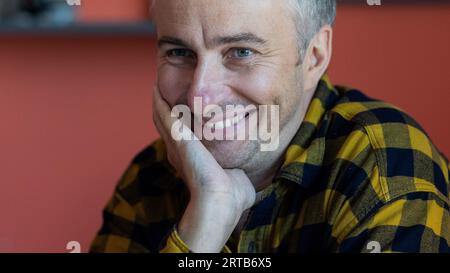 Köln, Deutschland. September 2023. Jan Böhmermann, Presenter und Journalist, spricht während eines Interviews mit der dpa in seinem Büro im Studio Ehrenfeld. (Zum dpa-Interview 'Jan Böhmermann: 'Vielleicht muss ich etwas mehr erklären') Credit: Rolf Vennenbernd/dpa/Alamy Live News Stockfoto