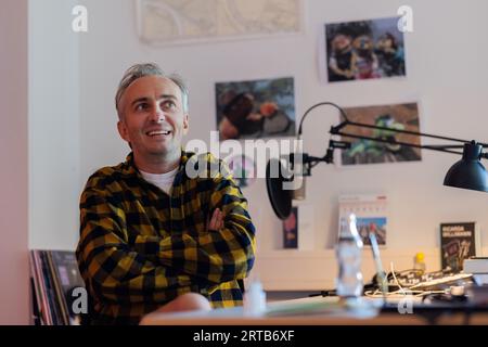 Köln, Deutschland. September 2023. Jan Böhmermann, Presenter und Journalist, spricht während eines Interviews mit der dpa in seinem Büro im Studio Ehrenfeld. (Zum dpa-Interview 'Jan Böhmermann: 'Vielleicht muss ich etwas mehr erklären') Credit: Rolf Vennenbernd/dpa/Alamy Live News Stockfoto