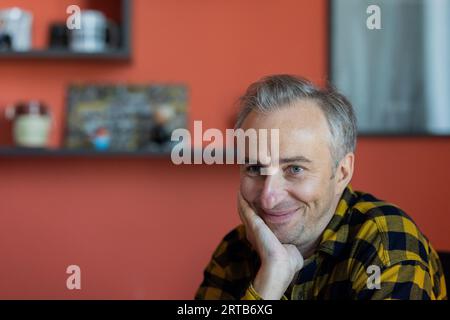 Köln, Deutschland. September 2023. Jan Böhmermann, Presenter und Journalist, spricht während eines Interviews mit der dpa in seinem Büro im Studio Ehrenfeld. (Zum dpa-Interview 'Jan Böhmermann: 'Vielleicht muss ich etwas mehr erklären') Credit: Rolf Vennenbernd/dpa/Alamy Live News Stockfoto