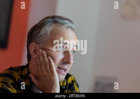 Köln, Deutschland. September 2023. Jan Böhmermann, Presenter und Journalist, spricht während eines Interviews mit der dpa in seinem Büro im Studio Ehrenfeld. (Zum dpa-Interview 'Jan Böhmermann: 'Vielleicht muss ich etwas mehr erklären') Credit: Rolf Vennenbernd/dpa/Alamy Live News Stockfoto