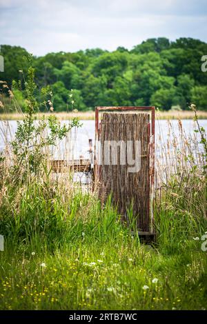 Gartentor aus Schilf auf der Halbinsel Werder an der Havel Stockfoto