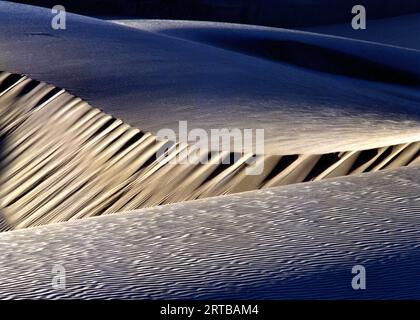 Die Mesquite Sand Dunes im Death Valley National Park zur Blue Hour in Kalifornien, USA Stockfoto