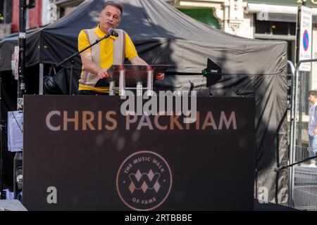 London, Großbritannien. September 2023. Der Naturforscher und Fernsehmoderator Chris Packham spricht während der Induktion von Billy Bragg beim Music Walk of Fame. Der Music Walk of Fame feiert den Beitrag der Musik zur Kultur, zur Gesellschaft und zum Leben von Menschen aus aller Welt. Der britische Sänger, Songwriter und Aktivist Billy Bragg feiert sein 40-jähriges Bestehen als Musiker. Quelle: Mark Kerrison/Alamy Live News Stockfoto